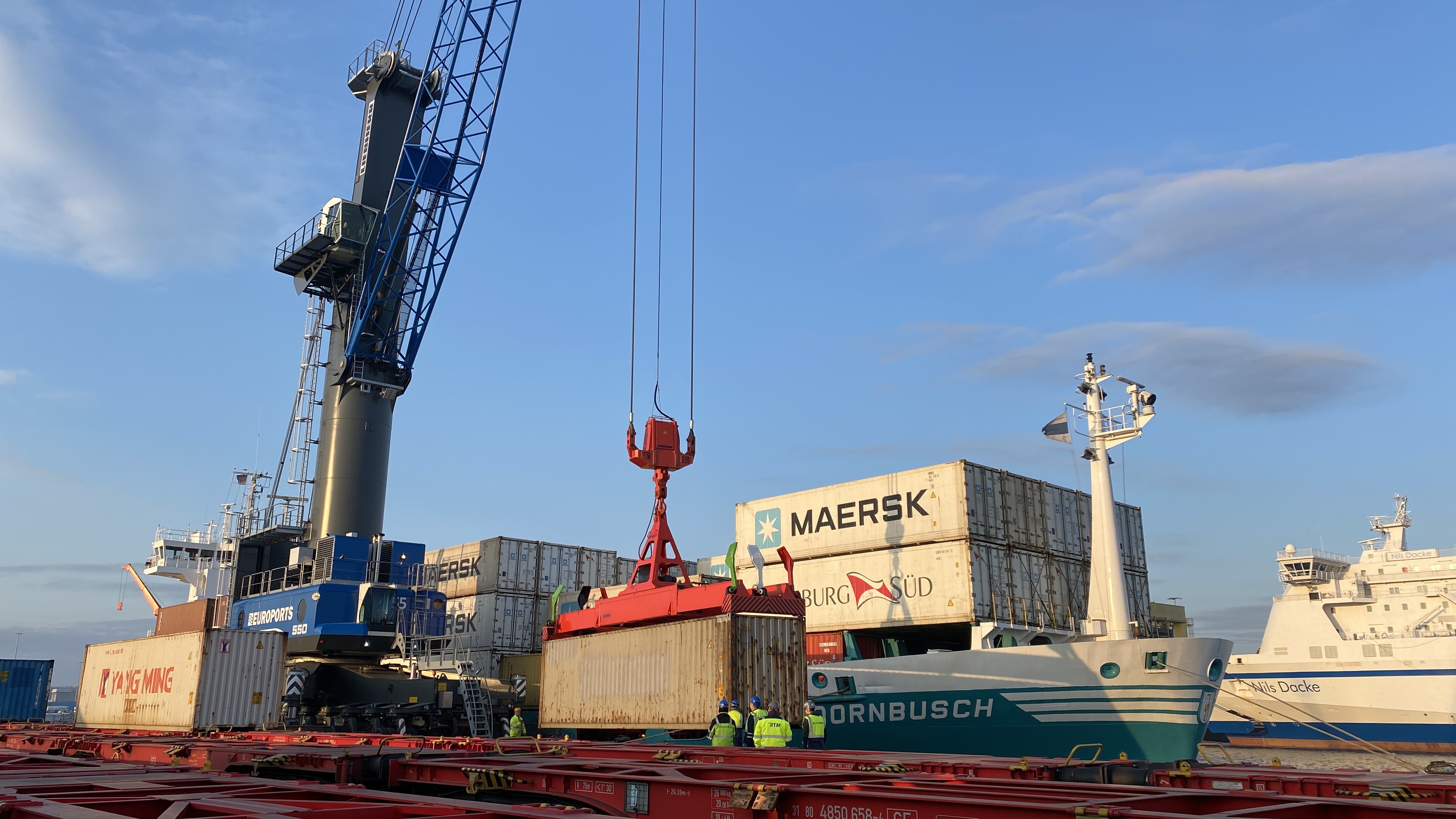 Das Containerschiff Dornbusch wird mit einem Kran beladen