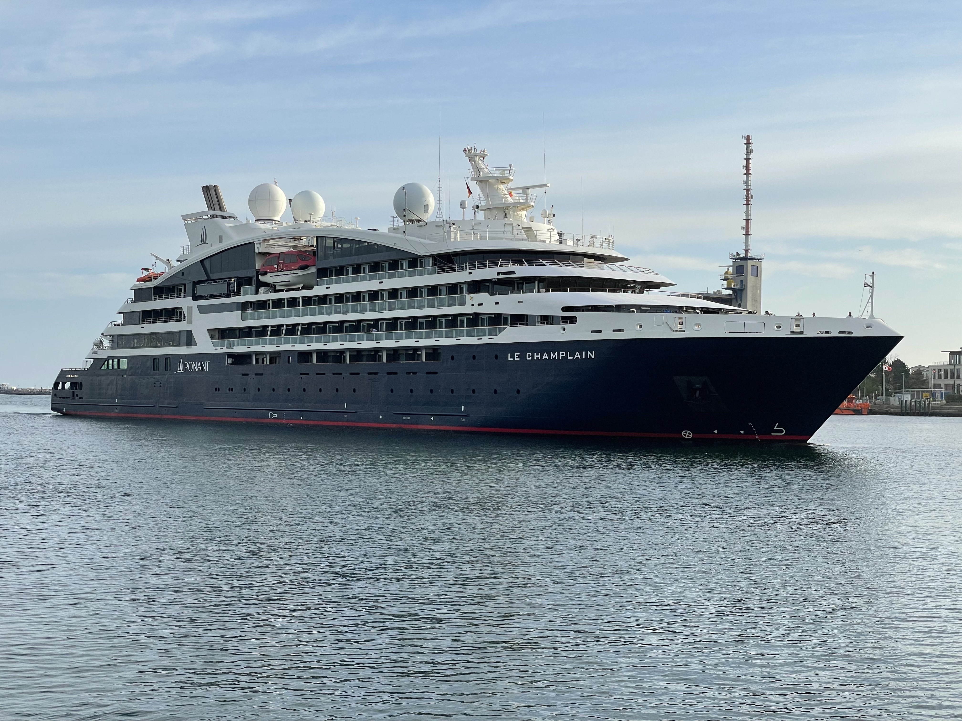 Kreuzfahrtschiff „Le Champlain“ der Reederei Compagnie du Ponant erstmals in Rostock Kreuzfahrtschiff „Le Champlain“ der Reederei Compagnie du Ponant erstmals in Rostock
