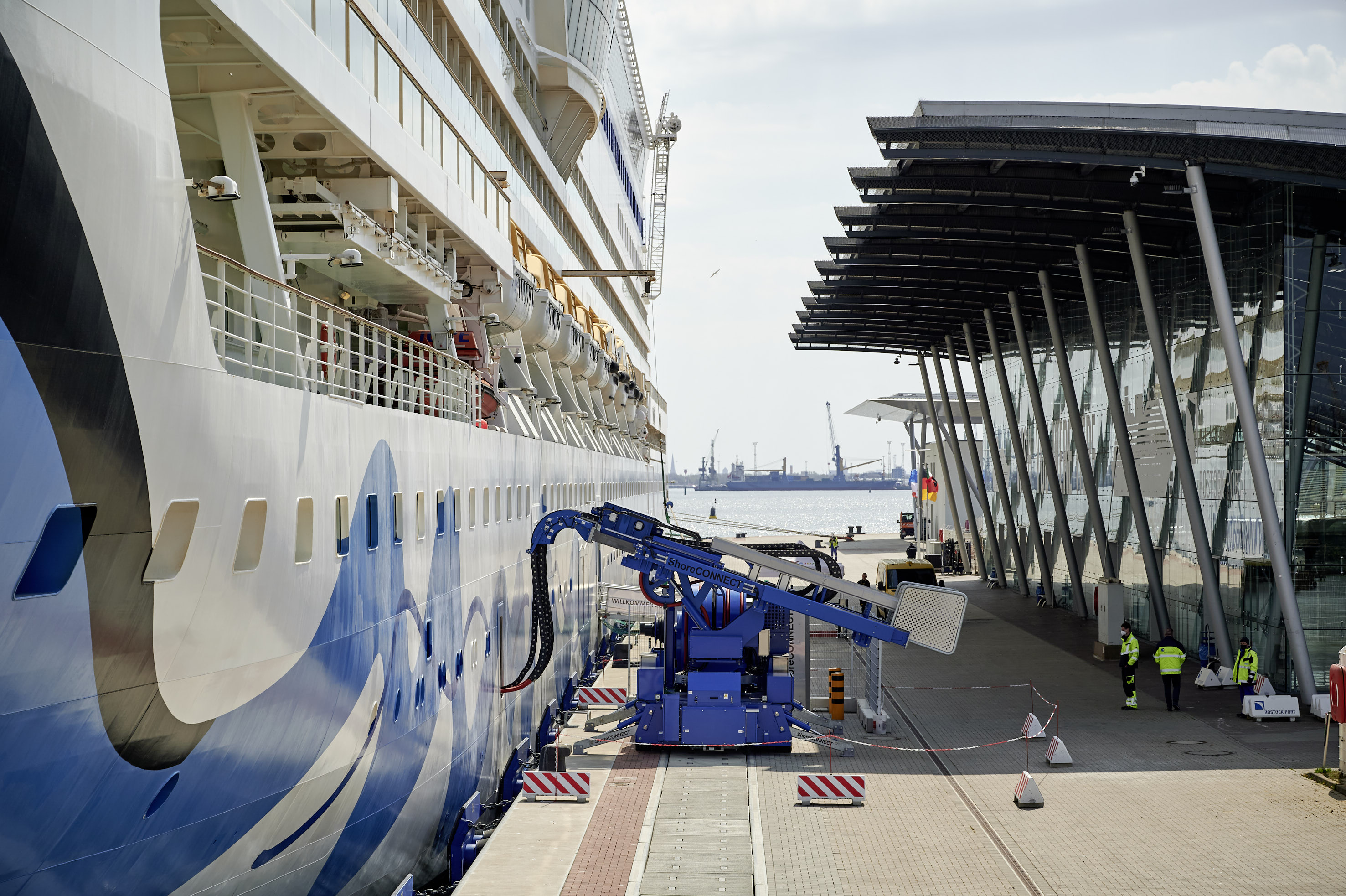 Landstromanlage in Warnemünde geht am Montag in Betrieb Landstromanlage in Warnemünde geht am Montag in Betrieb