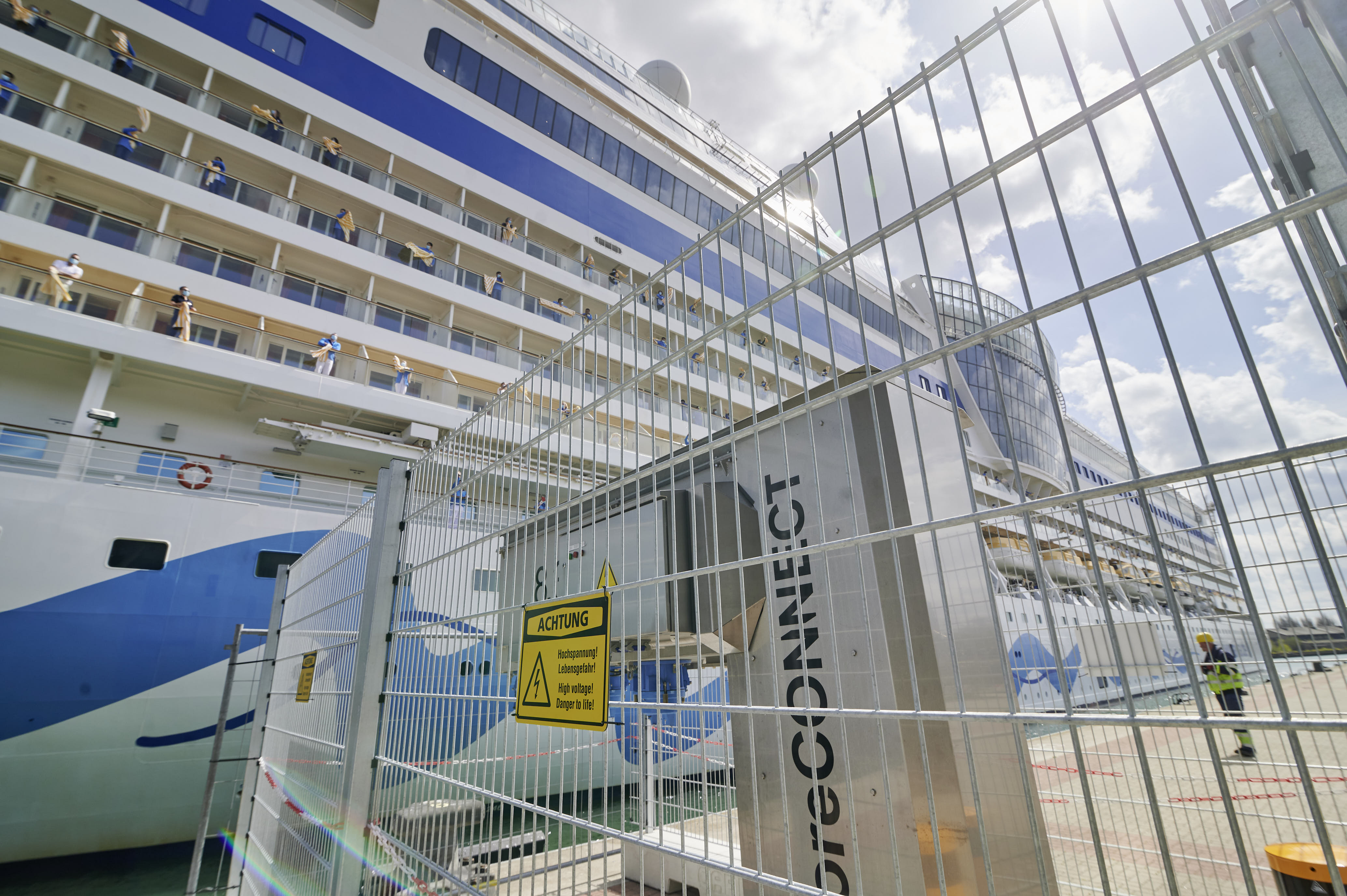 Connection Point von der Landstromanlage im Vordergrund. Im Hintergrund ein Kreuzfahrtschiff
