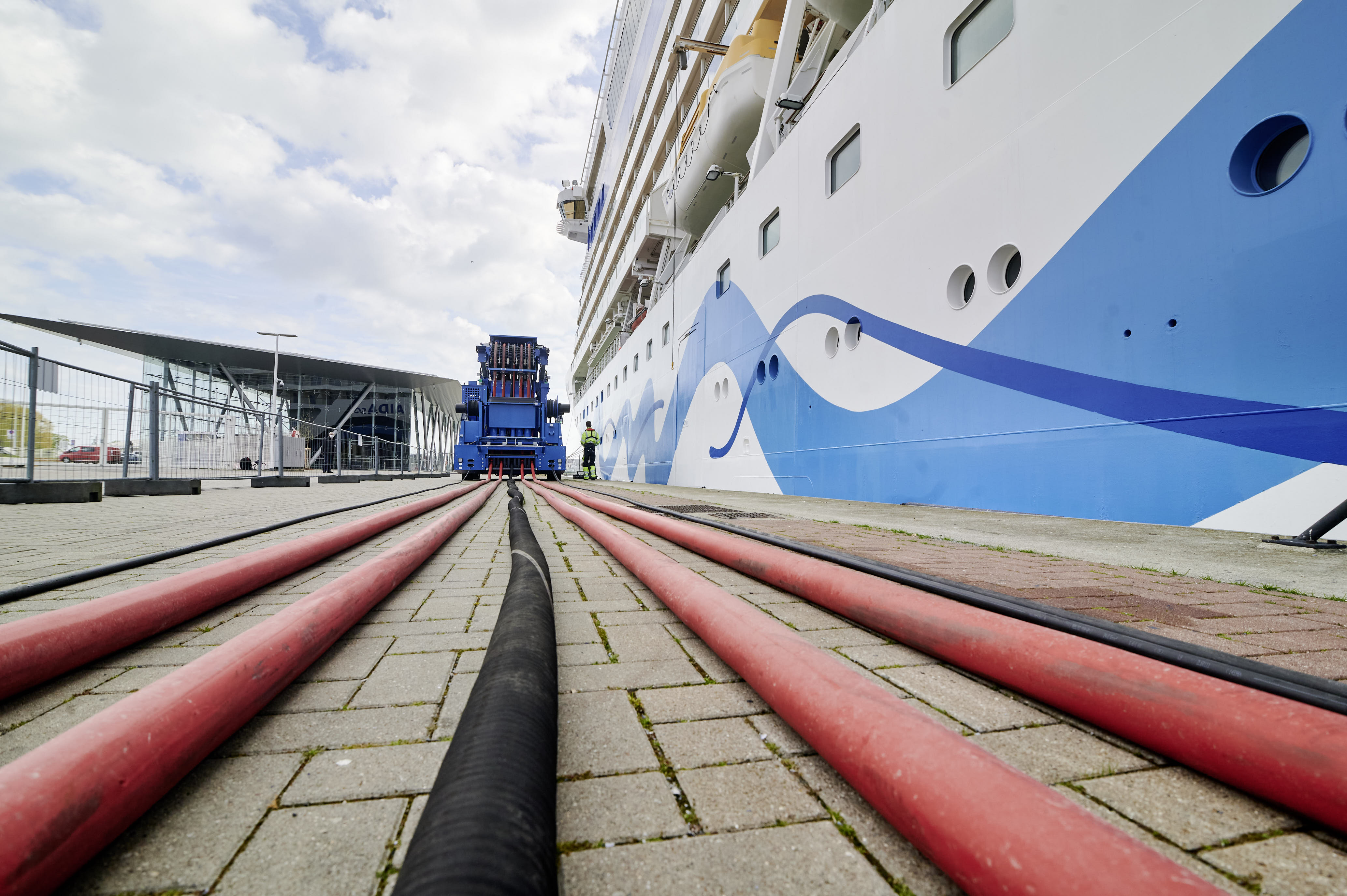 Kabel im Vordergrund und der Landstromwagen im Hintergrund