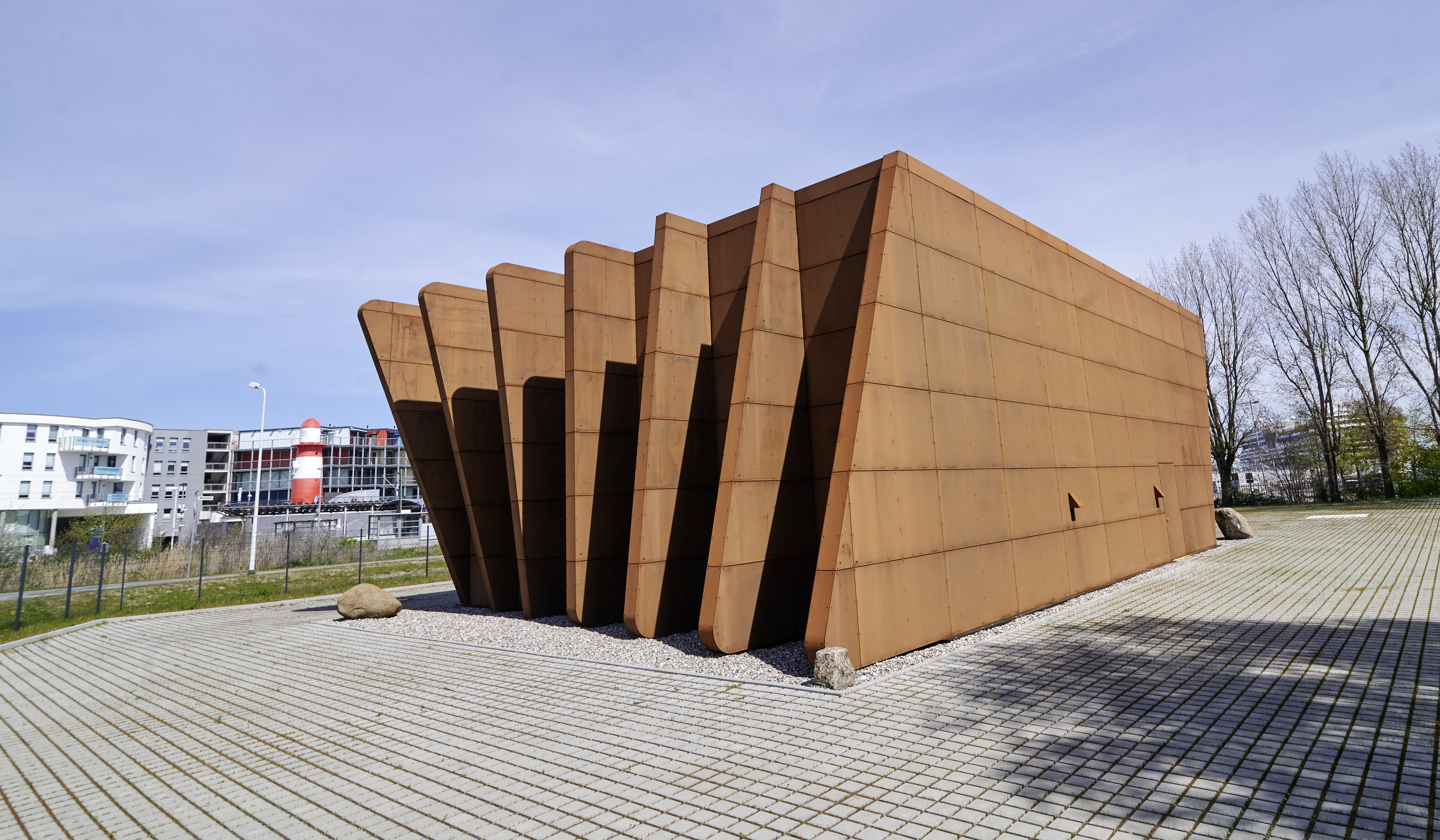 Futuristisches Gebäude in Rostoptik