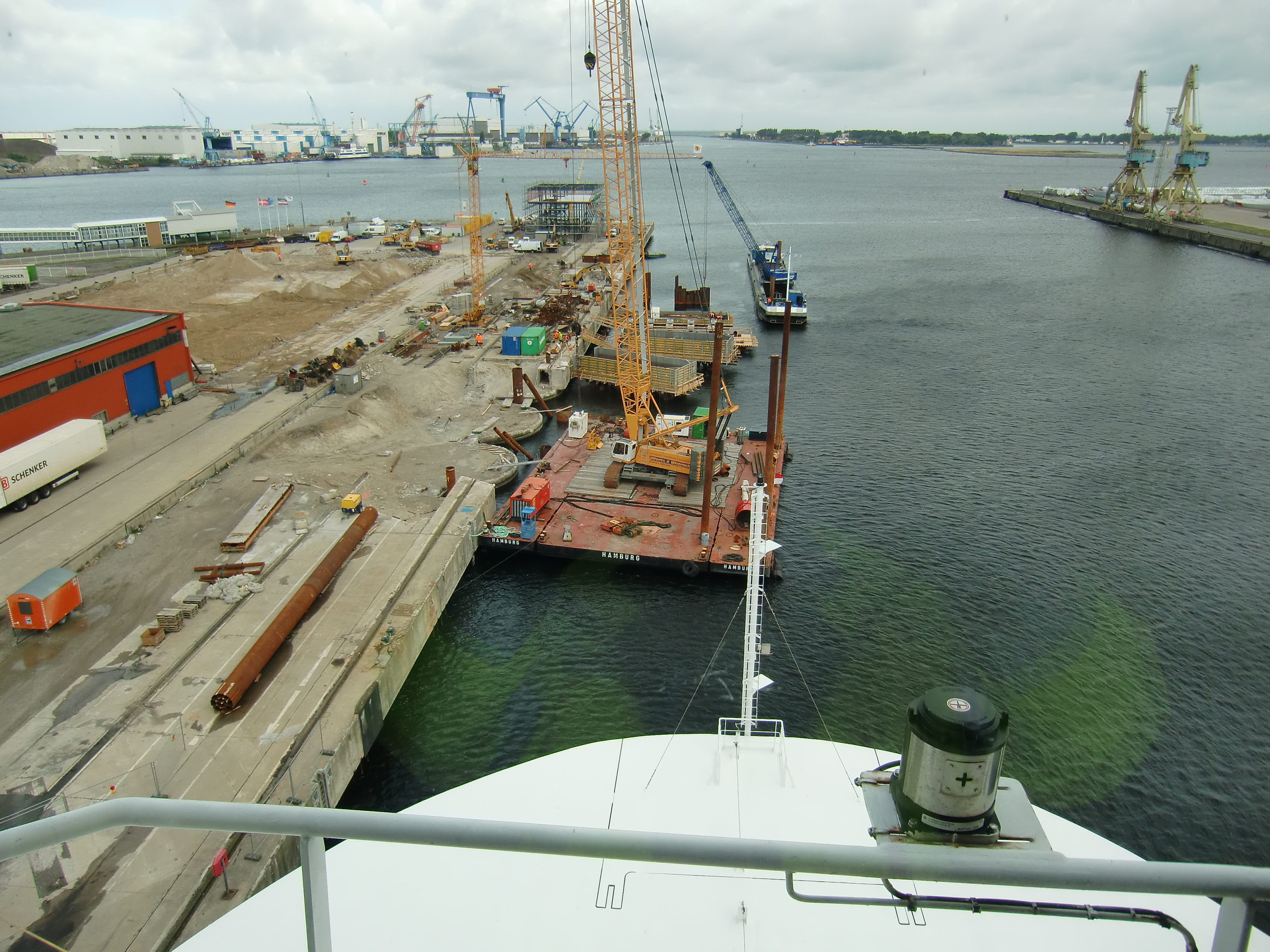 Bauarbeiten an und auf der Pier des Liegeplatzes 54.