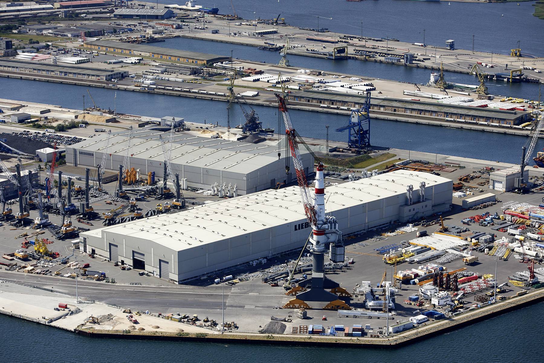 Luftbild des Liebherr-Geländes mit dem großen Liebherr-Portalkran im Vordergrund.