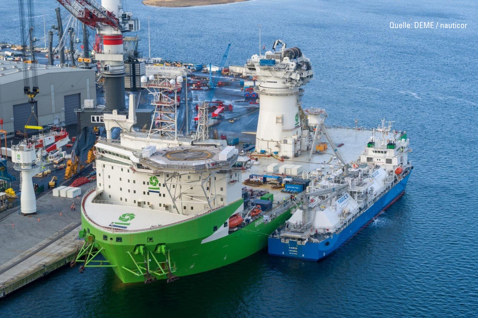 Luftaufnahme eines Schiffes im Hafen während der LNG-Bebunkerung.