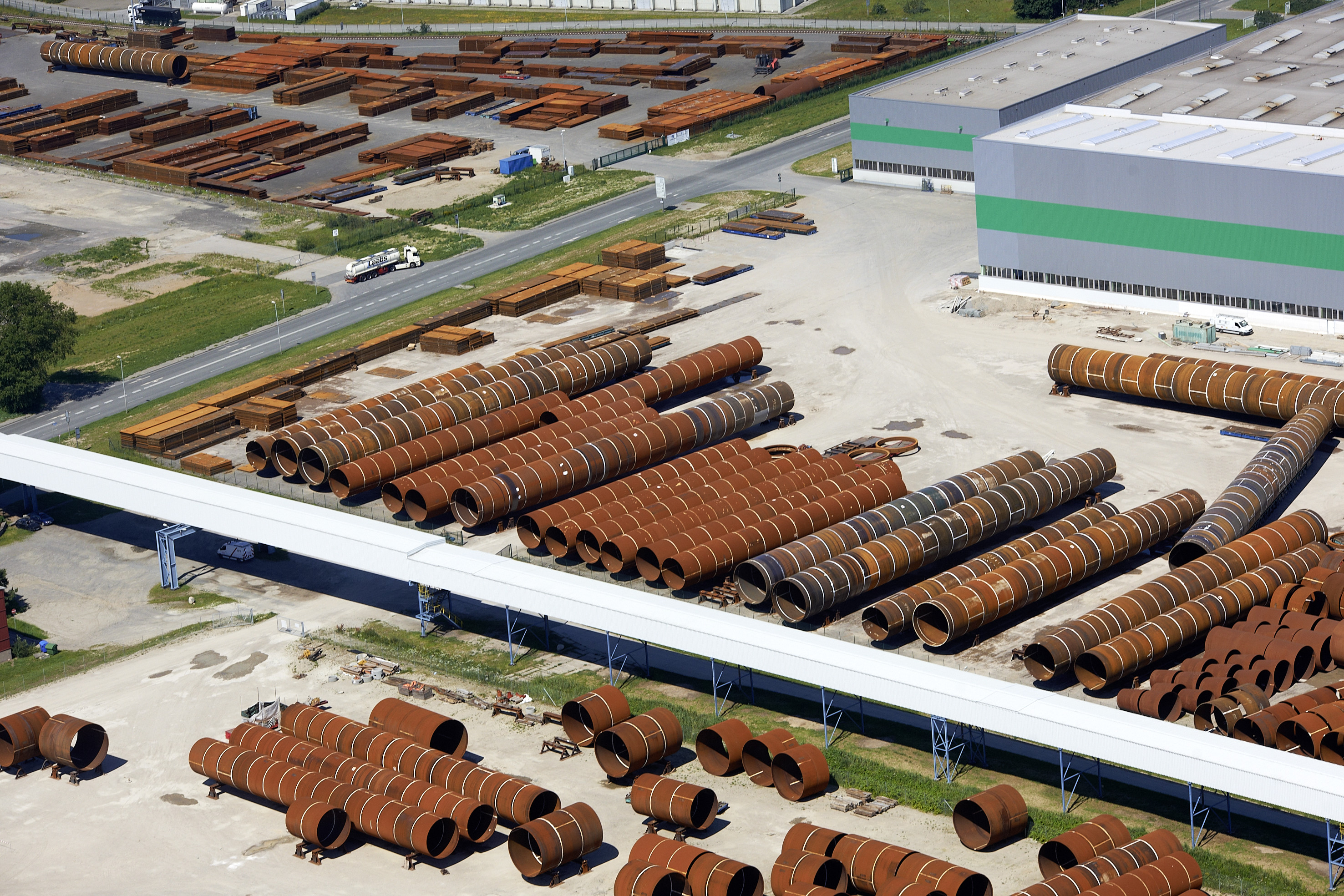 Luftbild mit zahlreichen Monopiles auf einer Lagerfläche.