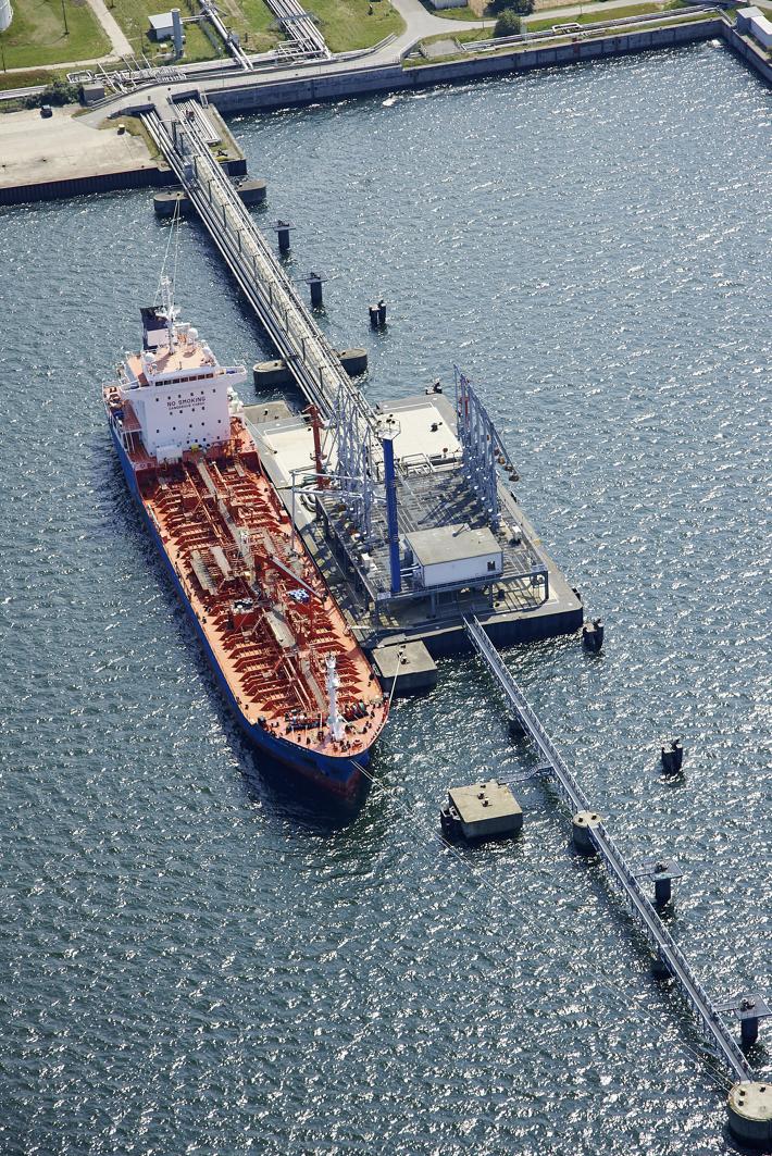 Luftaufnahme eines Tankers im Seehafen Rostock.