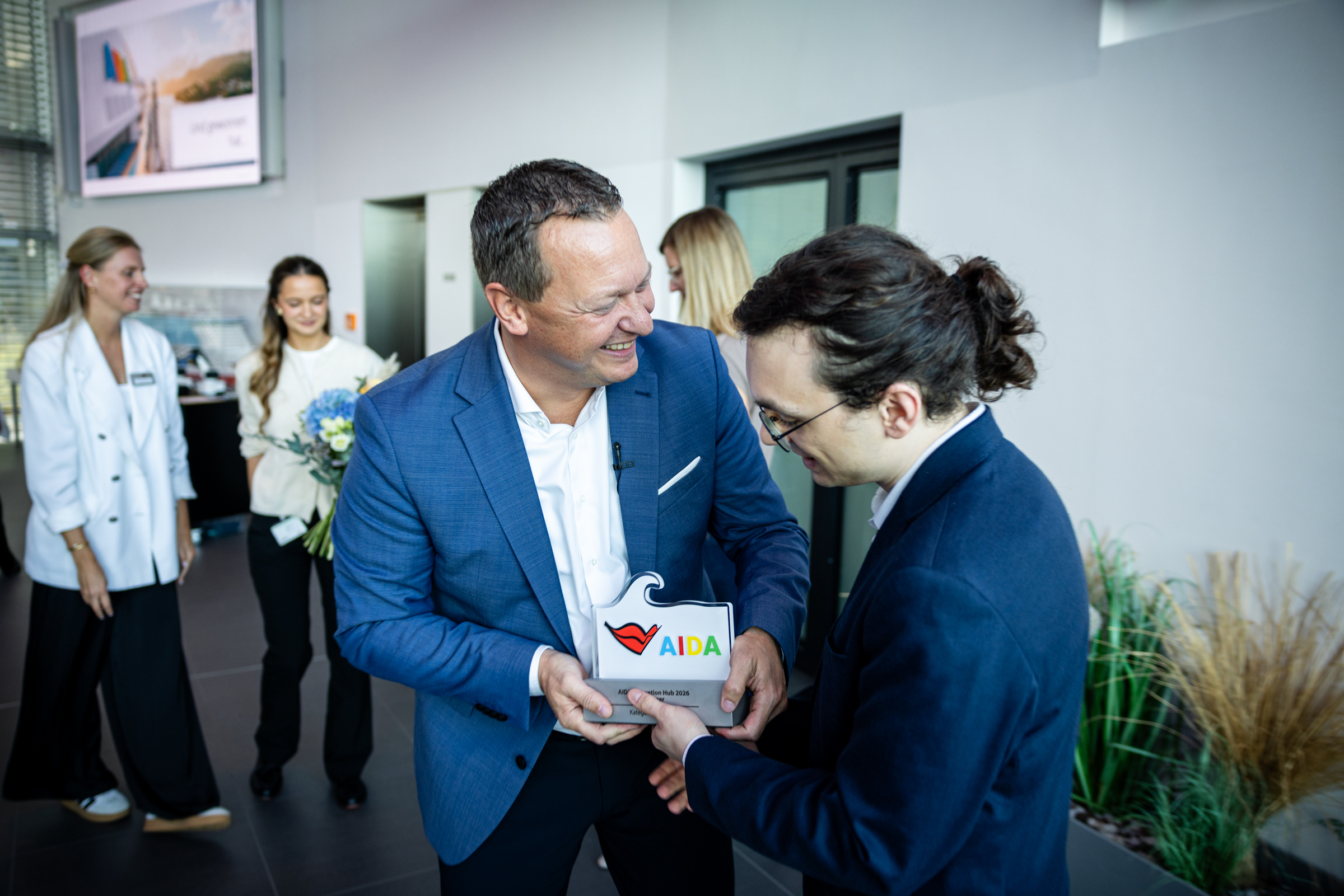 AIDA-Präsident Felix Eichhorn gratuliert dem Gewinner in der Kategorie KI-TOOLS beim AIDA Innovation Hub 