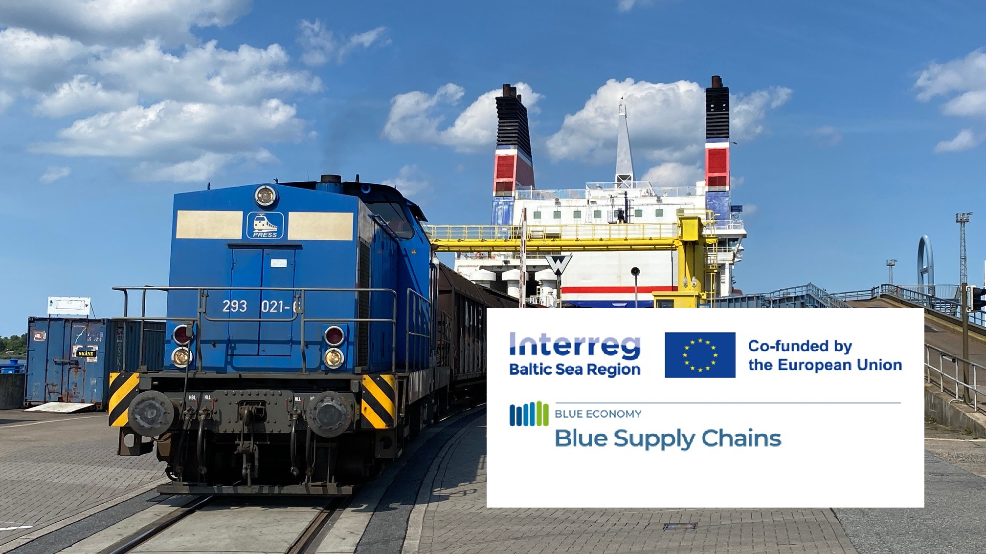 Trailer der Firma LKW-Walter werden am KV-Terminal verladen.