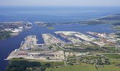 Luftbild des südlichen Überseehafens Rostock aus dem Jahr 2011. Am Pier 3 entsteht das Maritime Gewerbegebiet 3 durch die Erweiterung des Piers mittels Landaufschüttung für die Firma Liebherr. Im oberen Bildbereich liegen drei Kreuzfahrtschiffe am Kreuzfahrtterminal in Warnemünde.