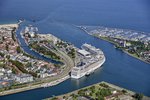 Zwei Kreuzfahrtschiffe liegen an der Warnemünder Pier, eines davon wird gerade von einer Bunkerbarge betankt.
