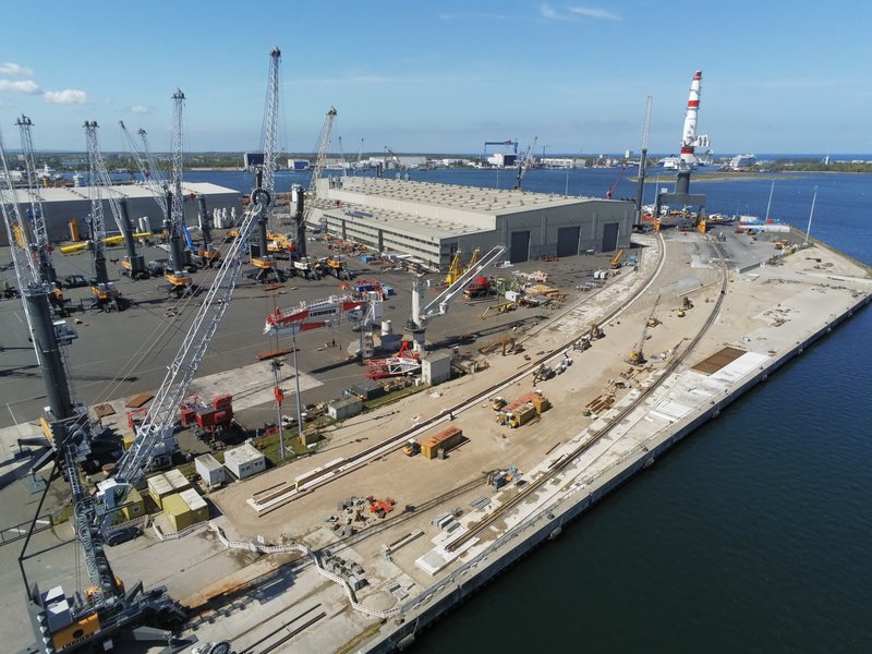 Luftbild des Liebherr-Geländes mit dem erneuerten Liegeplatz 15, der neuen Kranbahn und einem neuen Liebherr-Kran.