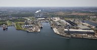 Luftaufnahme des Überseehafens Rostock mit Kaianlagen, Industrie- und Logistikflächen sowie Schiffen im Hafenbecken.