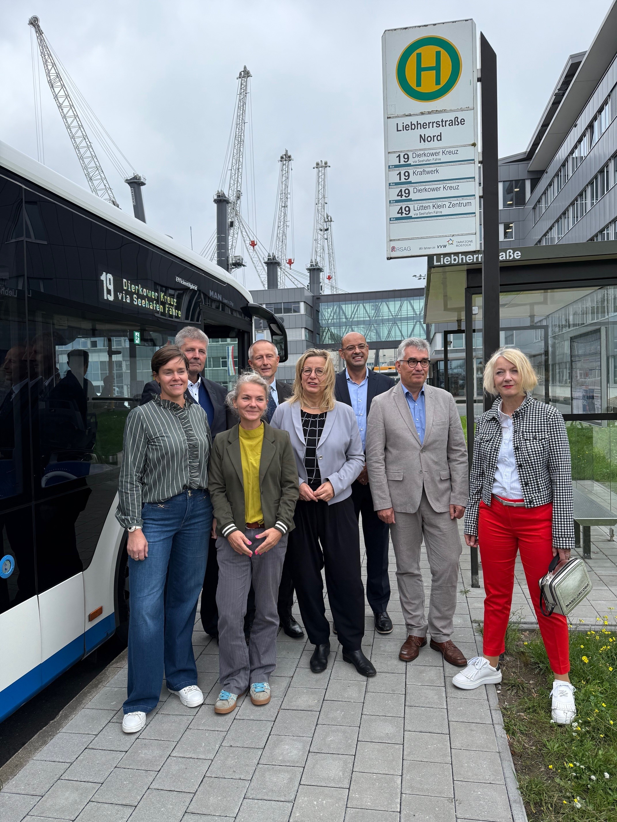 Rostock stärkt ÖPNV-Anbindung im Überseehafen – Neue Haltestellen offiziell eröffnet  Rostock stärkt ÖPNV-Anbindung im Überseehafen – Neue Haltestellen offiziell eröffnet