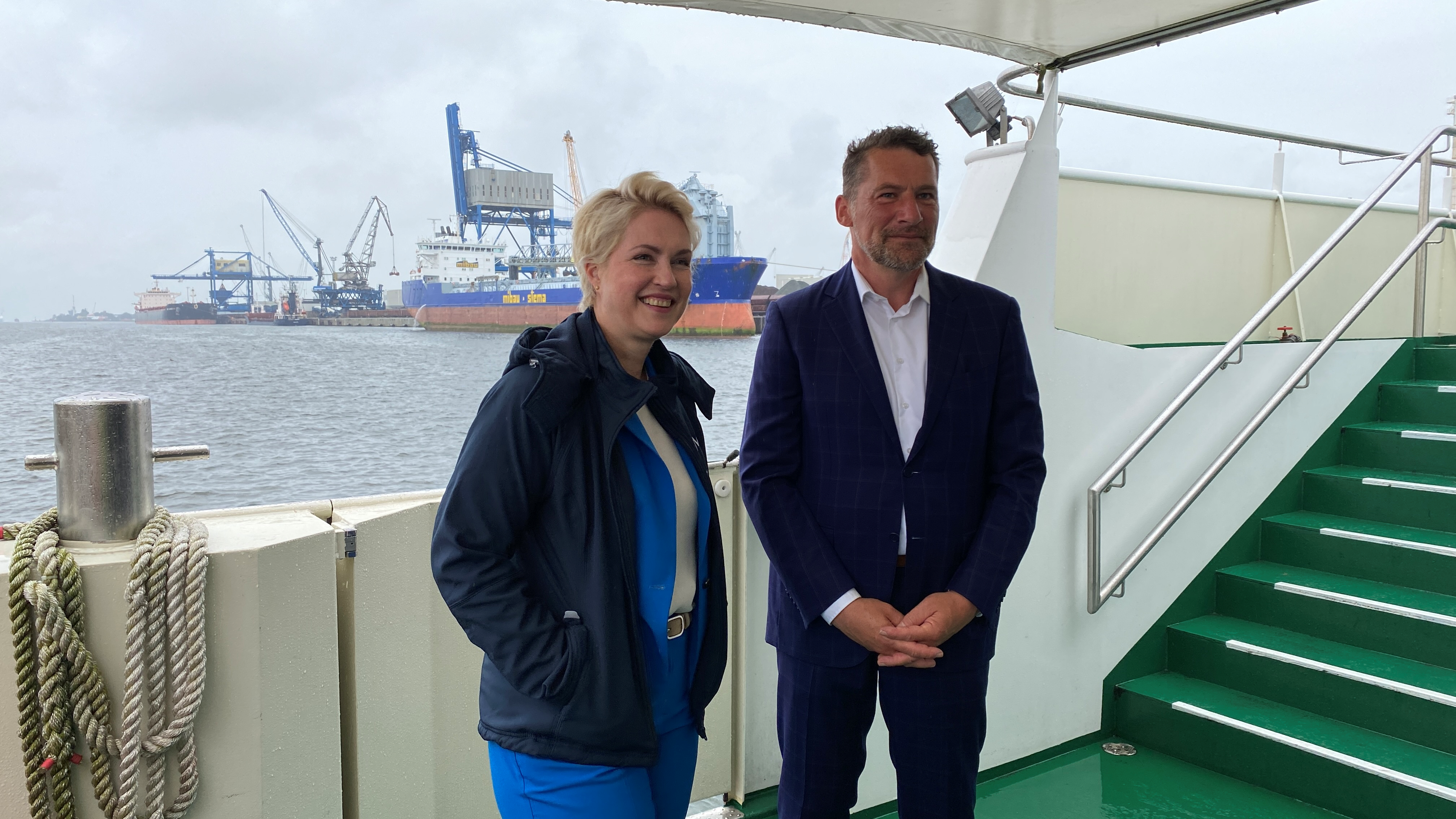 Besuch der Ministerpräsidentin des Landes Mecklenburg-Vorpommern Manuela Schwesig im Rahmen der MV-Tour im Überseehafen Rostock Besuch der Ministerpräsidentin des Landes Mecklenburg-Vorpommern Manuela Schwesig im Rahmen der MV-Tour im Überseehafen Rostock