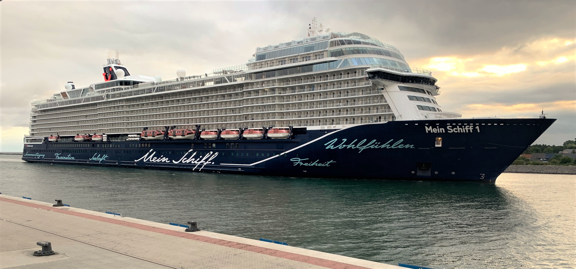 Erstanlauf Mein Schiff 1 in Warnemünde