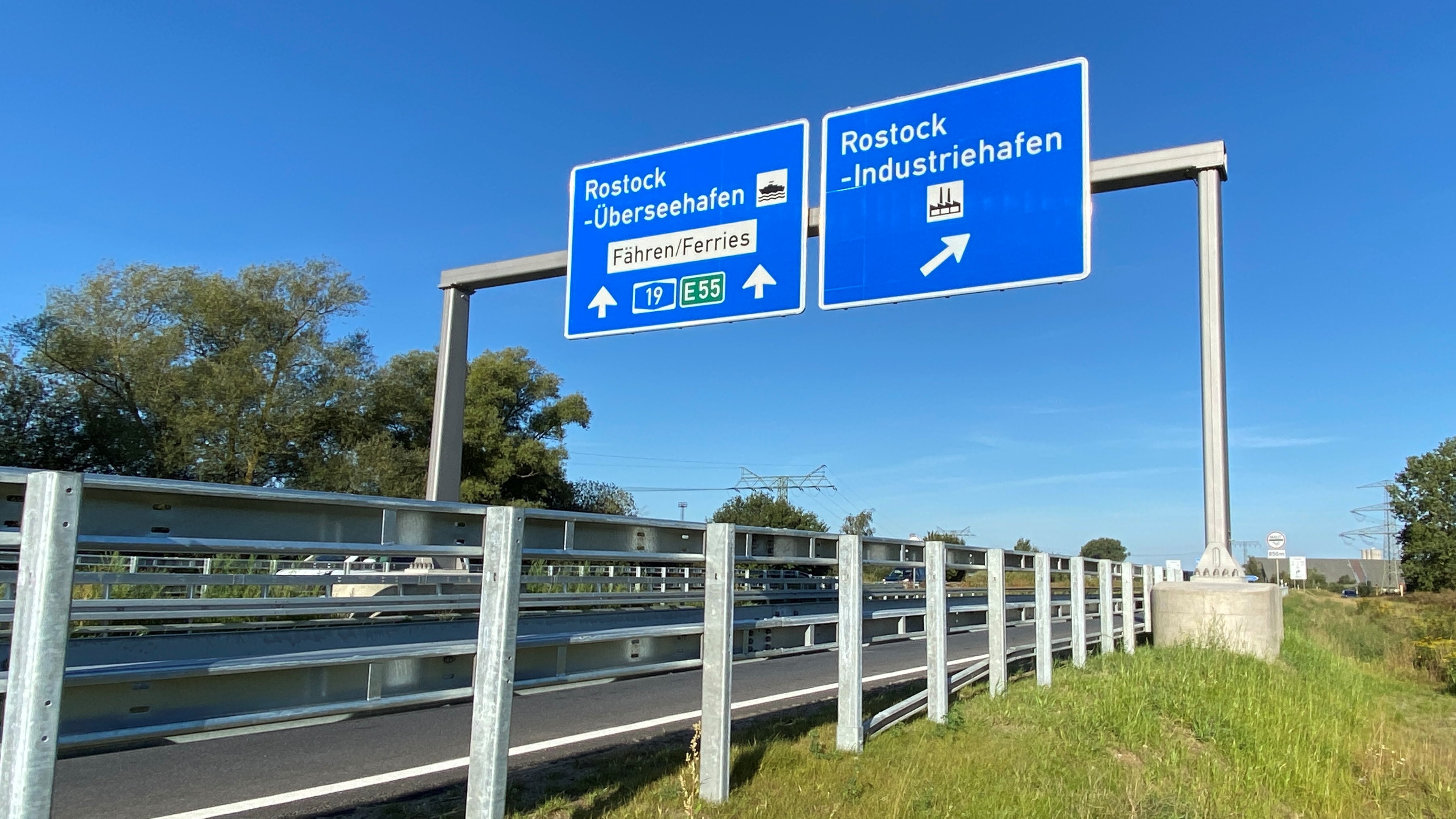 Beschilderung auf der BAB 19 zu den Anschlussstellen in den Überseehafen.